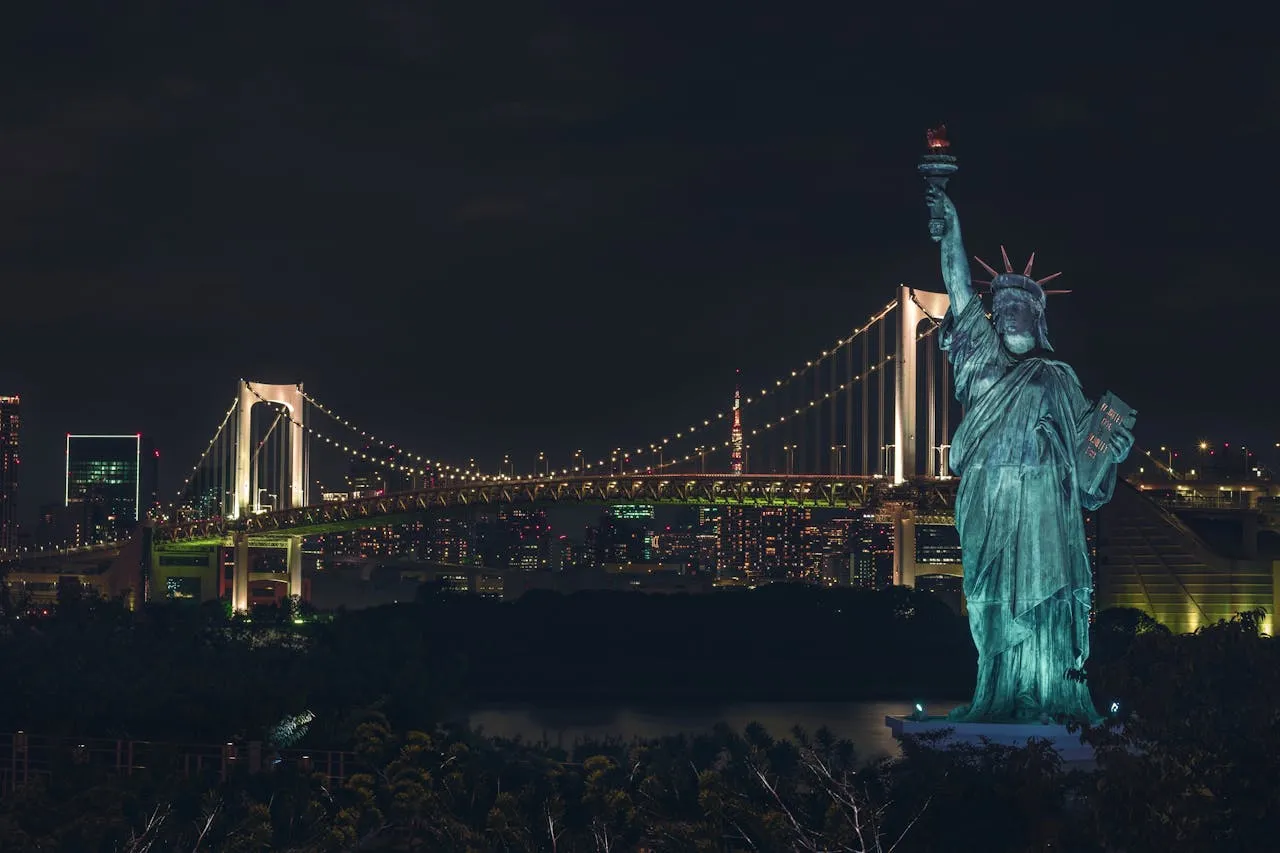 Statue of Liberty and New York bridge at night
